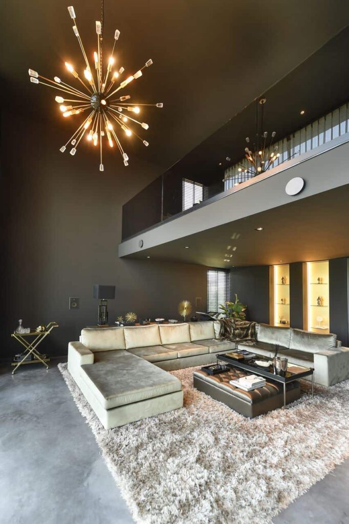 De woonkamer van een villa met een gevlinderde betonvloer