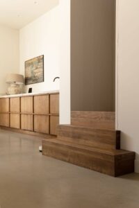 gevlinderde woonbeton vloer van Willem Designvloeren in een warm aangeklede keuken in Montfoort