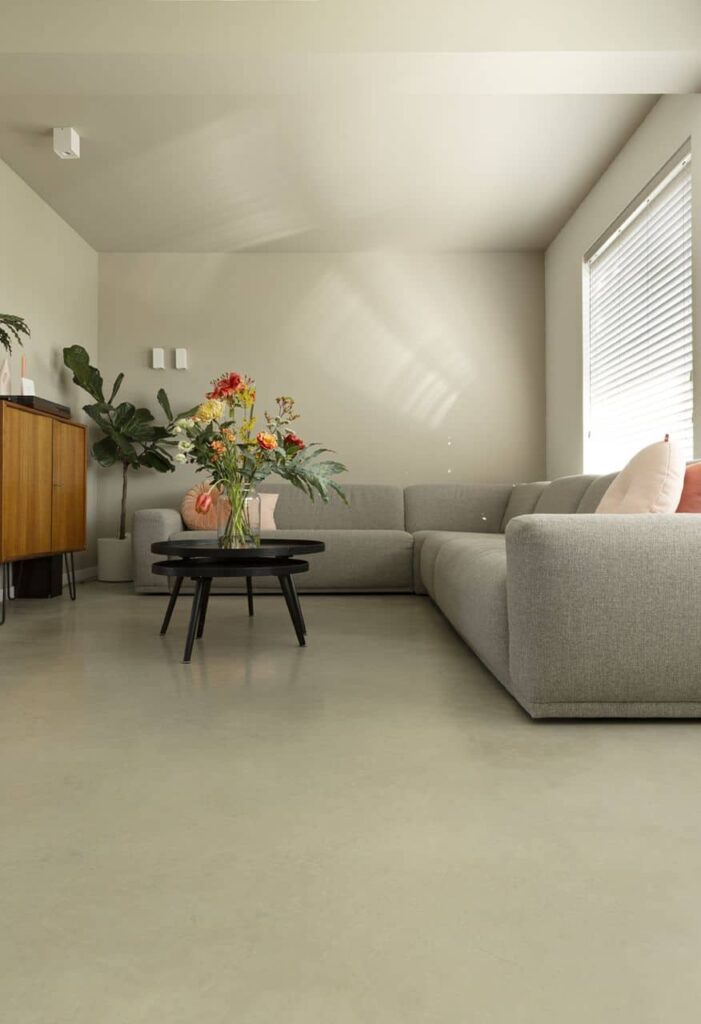 betonvloer basisgrijs + 25% zandkleur van Willem Designvloeren