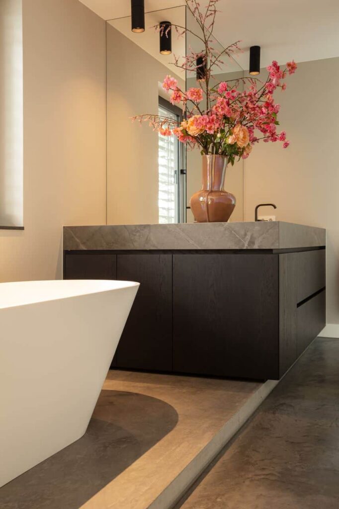 gevlinderde betonvloer badkamer