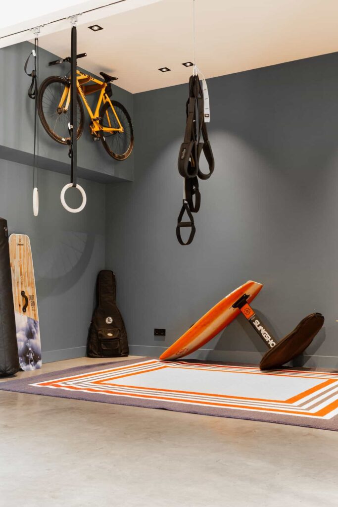 ruimte met betonvloer en sport materialen 