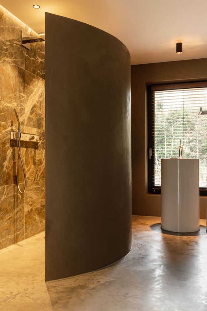gevlinderde betonvloer douche