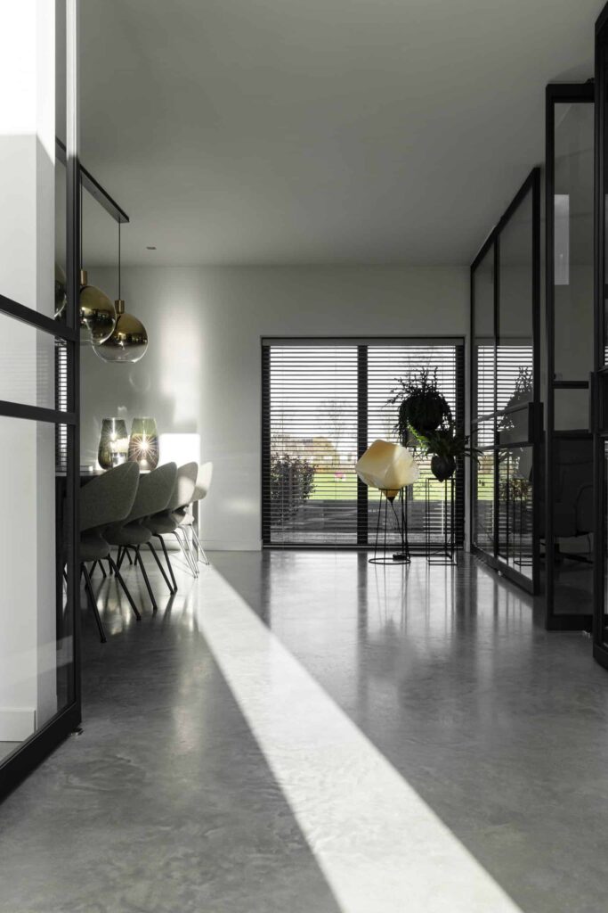 Woning in Bunschoten-Spakenburg met een gevlinderde betonvloer, gecombineerd met zwarte stalen details
