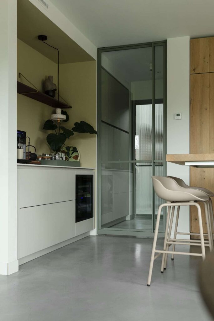 Keuken in Veenendaal gecombineerd met een gevlinderde betonvloer.