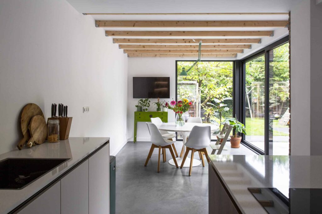 eetkamer in Nuenen met een gevlinderde woon betonvloer