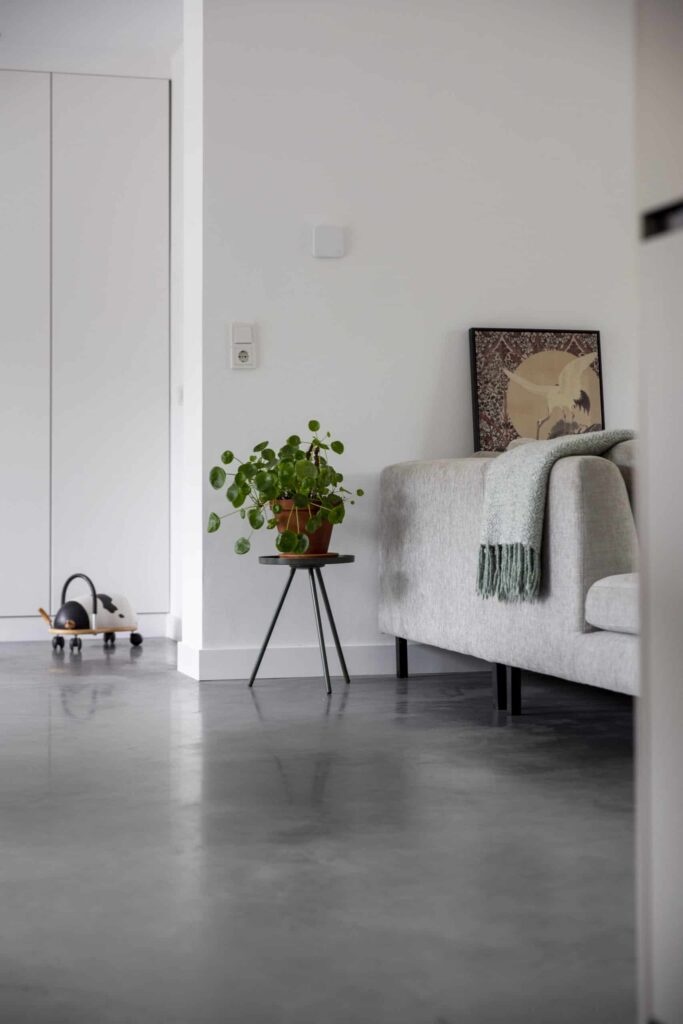 Woonkamer in Nuenen met een gevlinderde betonvloer