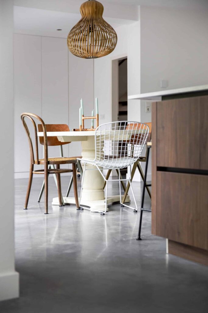 Keuken in Nuenen met een gevlinderde betonvloer