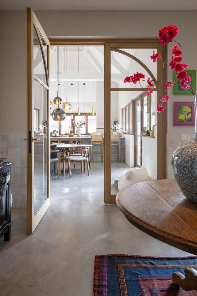 Hal in Ulvenhout waarbij er veel gebruik gemaakt is van houten elementen.