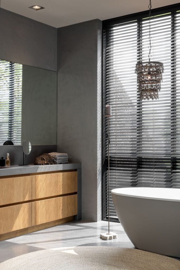 Gevlinderde betonvloer en beton ciré in badkamer van Willem Designvloeren in de badkamer van een vrijstaande villa