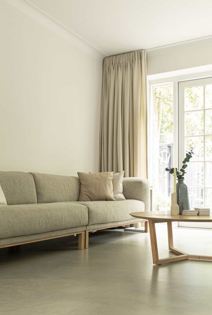 Italiaanse betonlook vloer in de woonkamer