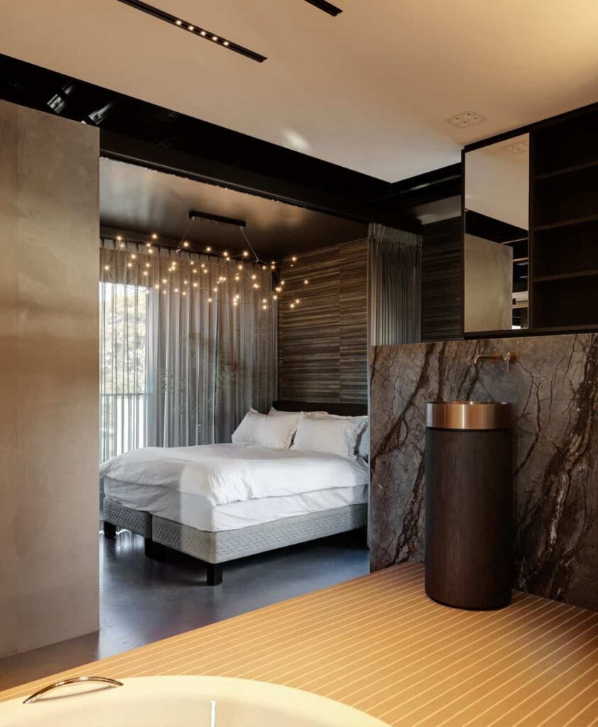 Luxe slaapkamer met een gevlinderde betonvloer