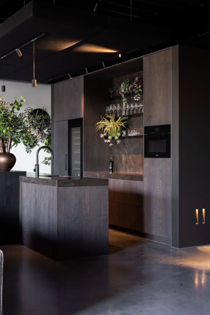 Gevlinderde betonvloer in een donkere keuken beton laten storten kosten