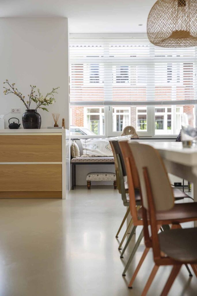 PU gietvloer van Willem Designvloeren in de keuken en eetkamer in Zeist