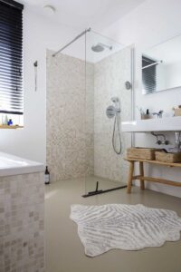 PU gietvloer in de badkamer in Zeist die zelfs doorloopt tot en met het douchegedeelte.