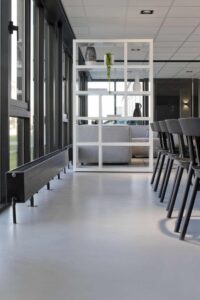 Gietvloer in kantine Kesteren Willem Designvloeren