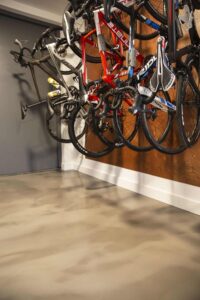 Metallic gietvloer van Willem Designvloeren in een woning in Boekel. Aan de wand hangen wielren fietsen.