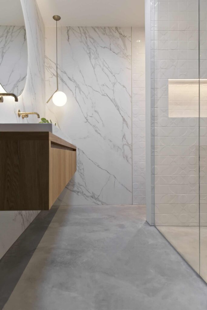 gevlinderde betonvloer badkamer