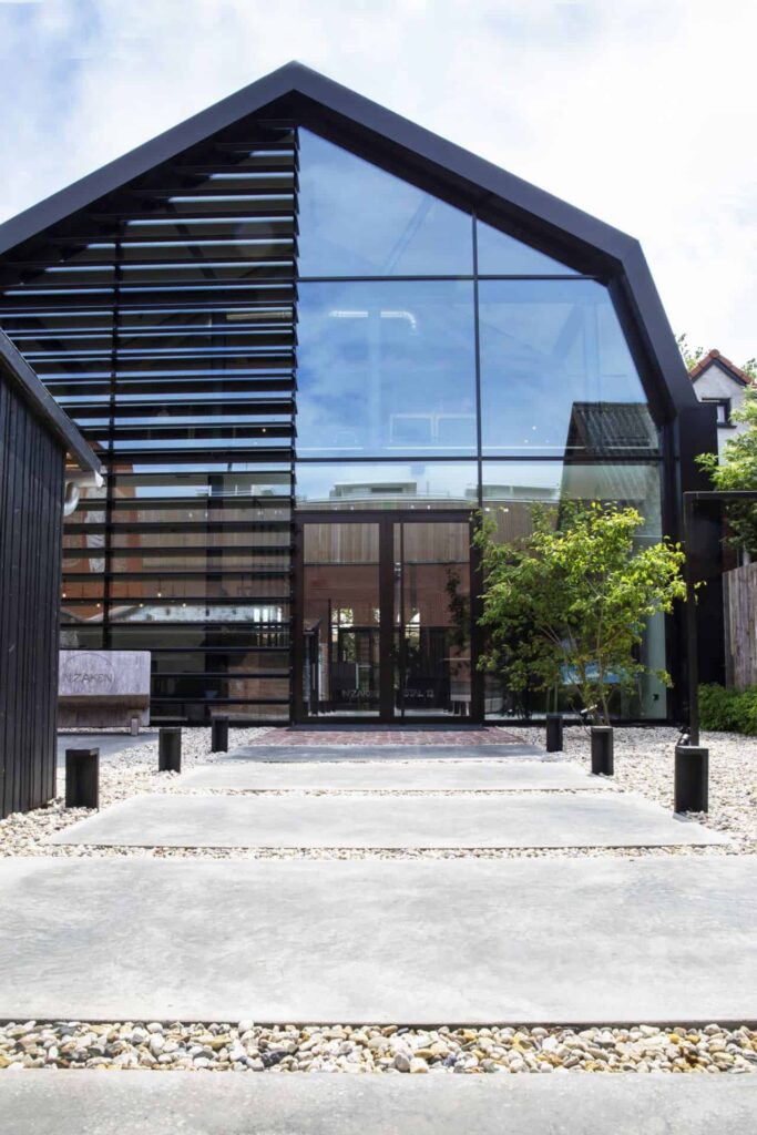 Buiten entree in zaken stale 13