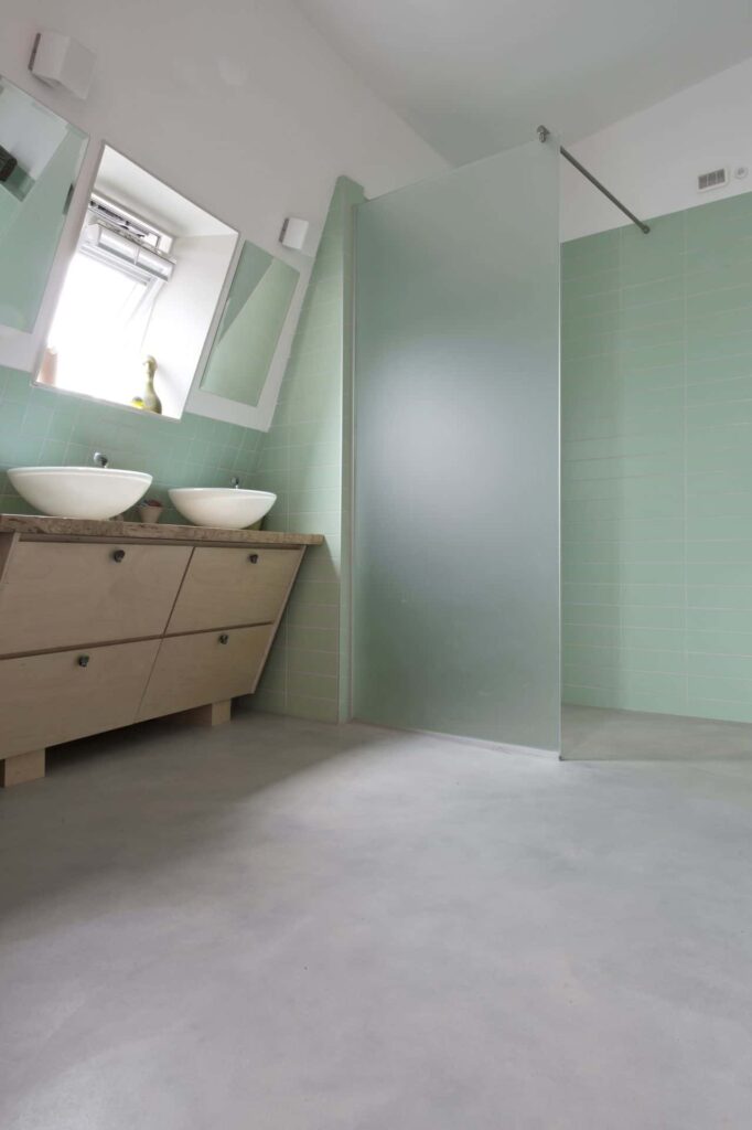 Badkamer met groene muren, betonlook vloer