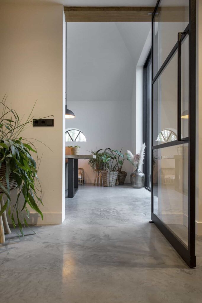 Boerderijwoning in Schagen met een gevlinderde betonnen vloer