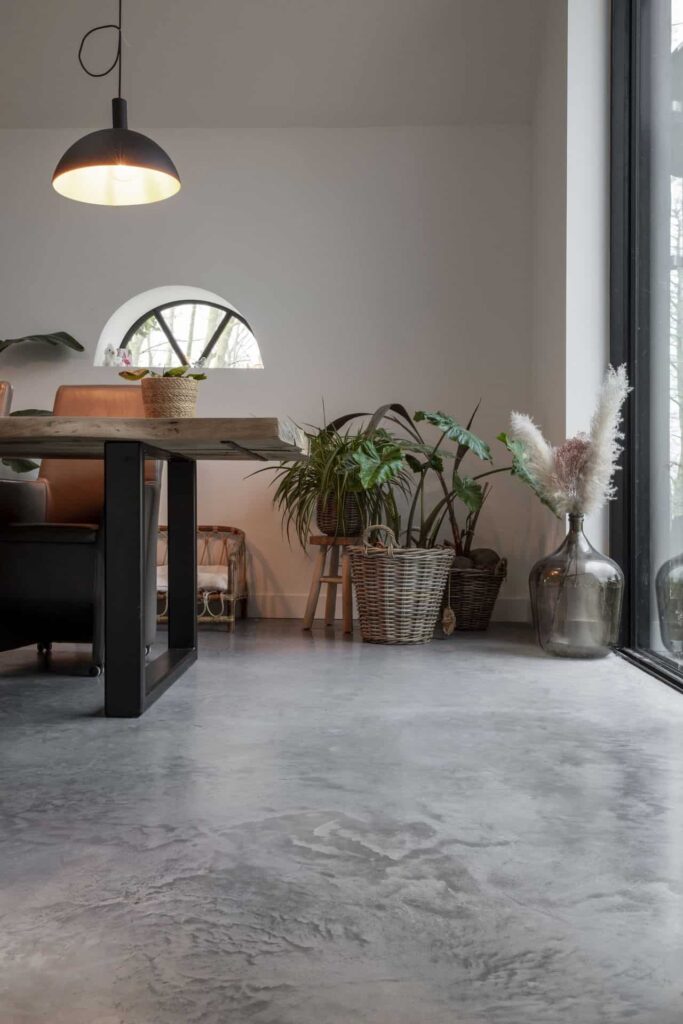 Boerderijwoning in Schagen met een gevlinderde betonnen vloer