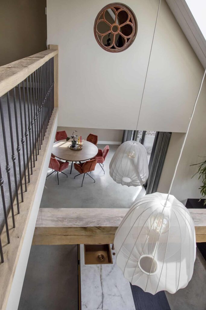 Afbeelding van een gevlinderde betonvloer in de keuken en eetkamer in Horst gemaakt van bovenaf