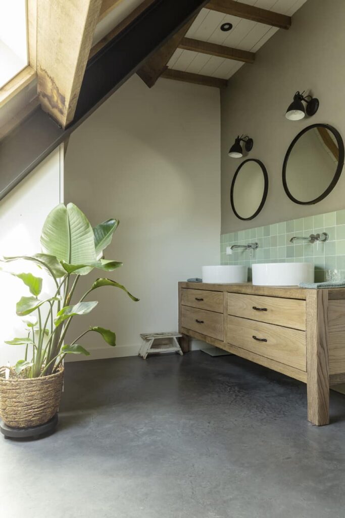 Badkamer in Budel met een gevlinderde betonvloer en een beton cire muur. Beton cire kleur