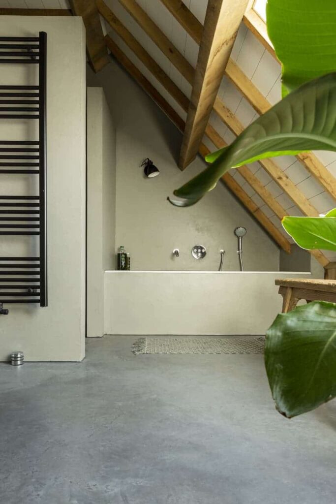 Beton cire muur in de badkamer. Gevlinderde woonbeton vloer in de badkamer. Beton cire kleur 3