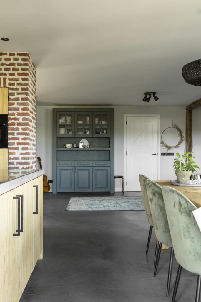 Gevlinderde betonvloer in de woonkamer en eetkamer in Budel