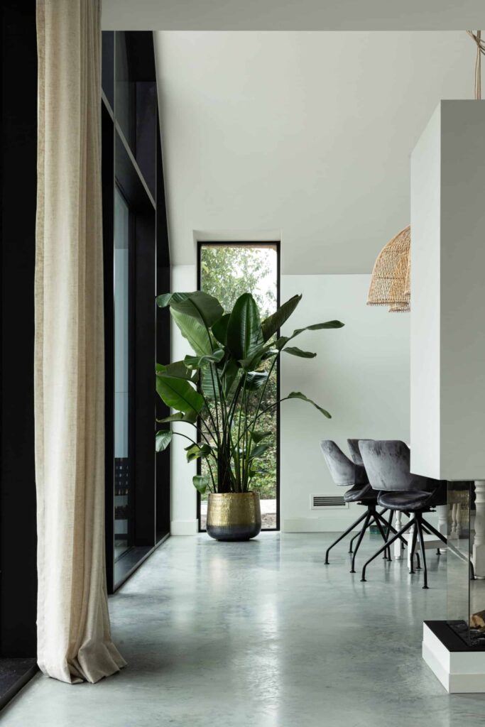 Gevlinderde betonvloer van Willem Designvloeren in Nuenen met hierop een eettafel en eettafelstoelen