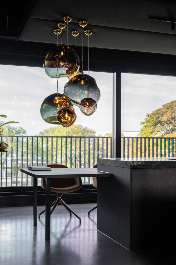 Luxe ingerichte studeerkamer voorzien van gevlinderde woonbeton vloer