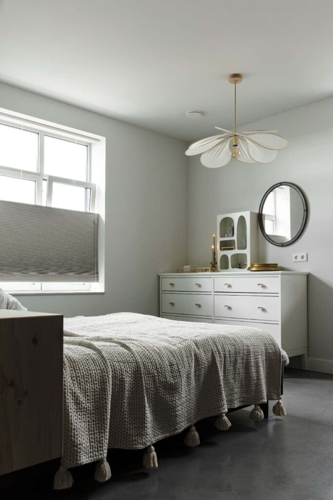 Slaapkamer met een gevlinderde betonvloer in Brandwijk 1