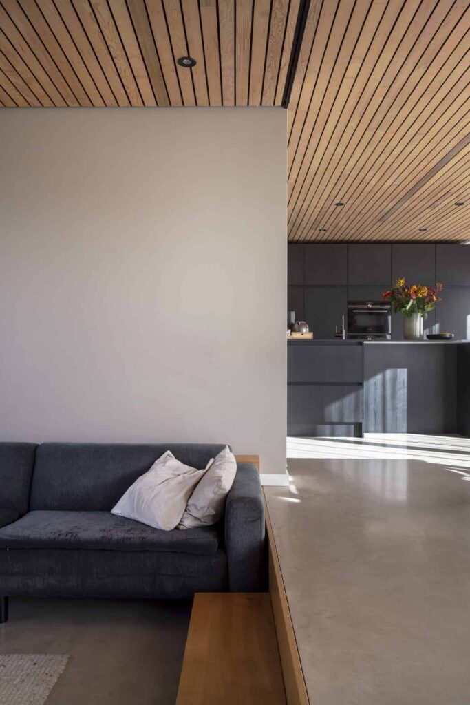 Woning in Lichtenvoorde met een gevlinderde betonvloer in de woonkamer keuken en het eetgedeelte