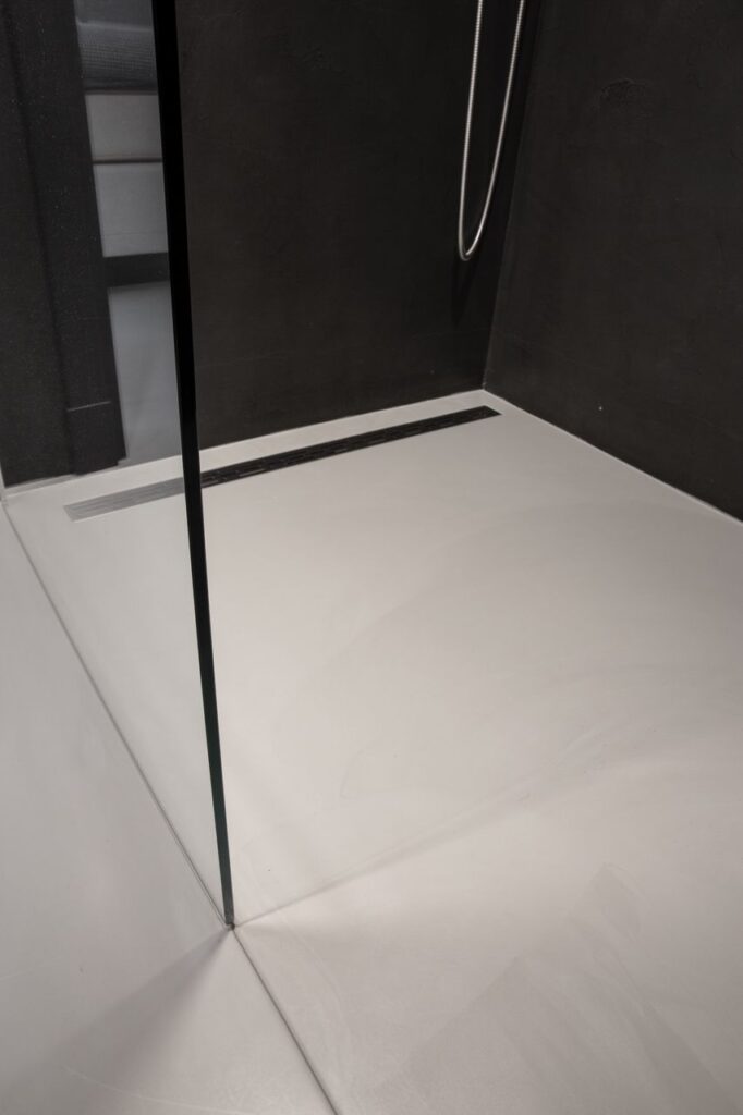 gietvloer in de buurt van rotterdam pu gietvloer in het douchegedeelte om de drain 2