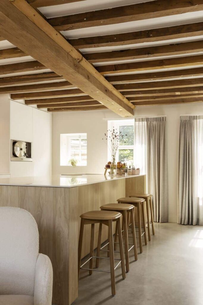 keuken met natuurlijke kleuren en materialen