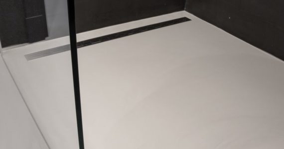 Vertolking in stand houden vloeistof Douchevloer gieten: een betonvloer of gietvloer in de badkamer voor het  ultieme spa-gevoel